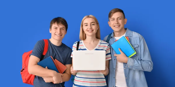 Studenci Laptopem Niebieskim Tle — Zdjęcie stockowe