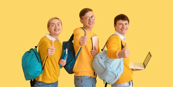 Ομάδα Μαθητών Που Δείχνουν Τον Αντίχειρα Πάνω Στο Κίτρινο Φόντο — Φωτογραφία Αρχείου