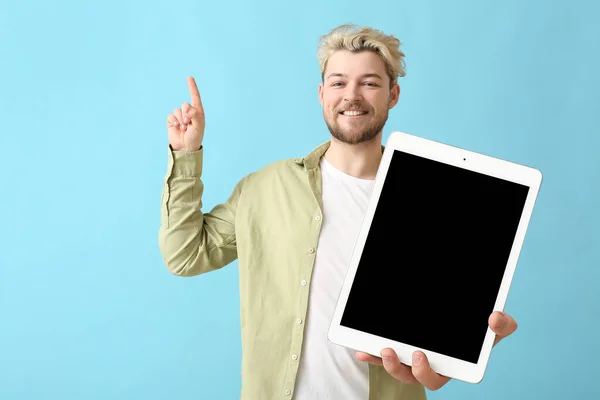 Jóképű Fiatal Nagy Tabletta Számítógép Mutat Valamit Világoskék Háttér — Stock Fotó