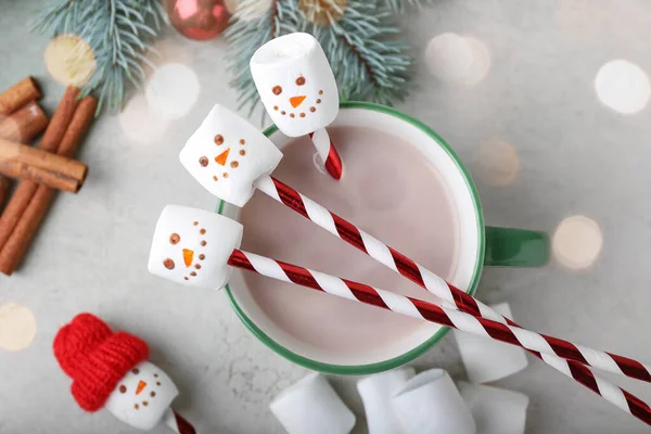 Snowmen Made Soft Marshmallows Cup Hot Chocolate Light Background Closeup — Stock Photo, Image