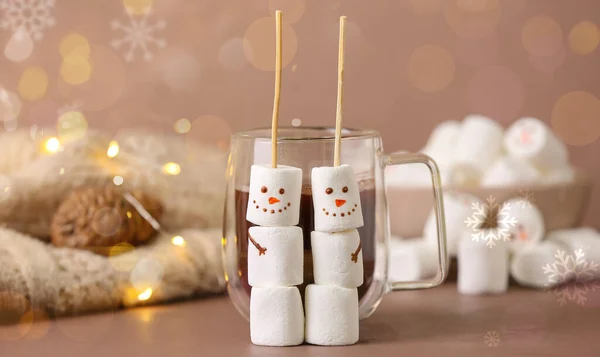 Schneemänner Aus Weichen Marshmallows Und Einer Tasse Heißer Schokolade Auf — Stockfoto