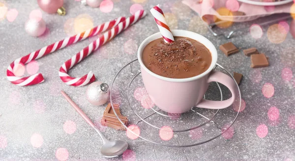 Чашка Розтопленого Шоколаду Різдвяного Декору Сірому Столі — стокове фото