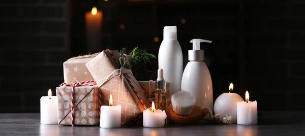 Noel Hediyeleri Aromalı Mumlar Kozmetik Ürünler Karanlık Salonda Masadaki Spa — Stok fotoğraf