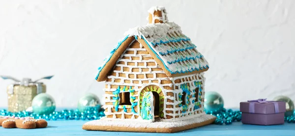 Tasty Gingerbread House Christmas Decor Light Background — Stock Photo, Image