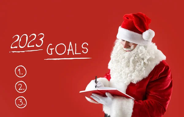 2023年圣诞老人 有笔记本和空白待办事项清单 背景为红色 — 图库照片
