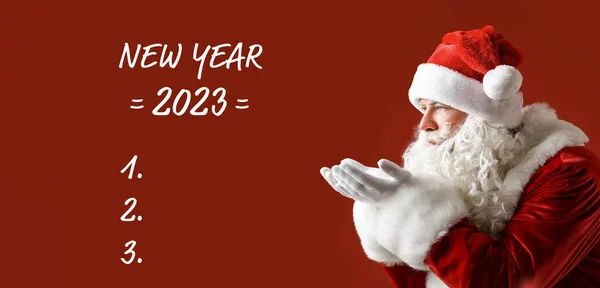 圣诞老人和2023年红色背景的空白待办事项清单 — 图库照片