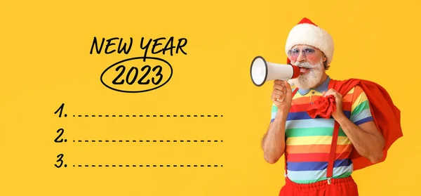 具有扩音器和空白待办事项列表的圣诞老人2023年黄色背景 — 图库照片