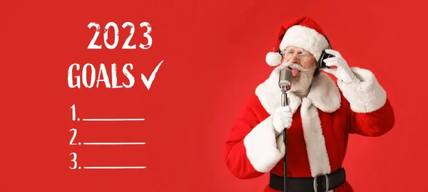 酷酷的圣诞老人唱圣诞歌曲 红色背景的2023年空白待办事项清单 — 图库照片