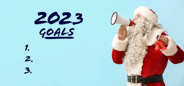 带扩音器 圣诞钟声和2023年空白待办事项清单的圣诞老人 背景为浅蓝色 — 图库照片