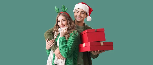 Pareja Joven Enamorada Los Regalos Navidad Sobre Fondo Verde — Foto de Stock