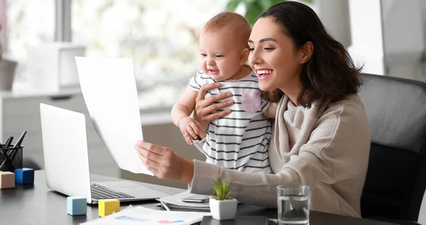 Feliz Madre Trabajadora Con Bebé Oficina — Foto de Stock