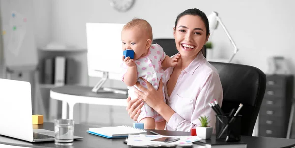 Madre Trabajadora Con Pequeño Bebé Oficina — Foto de Stock