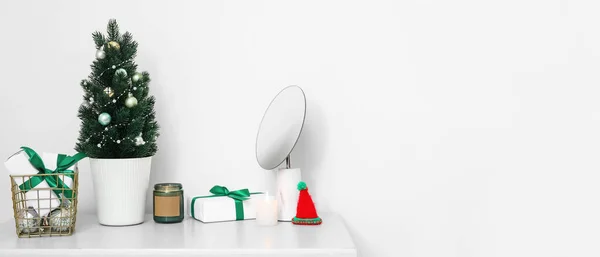 Petit Sapin Noël Avec Cadeaux Bougies Miroir Sur Table Près — Photo