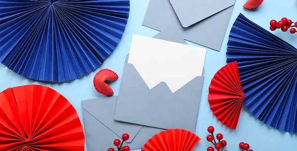 Φάκελοι Λευκή Κάρτα Και Κινέζικα Σύμβολα Μπλε Φόντο Πρωτοχρονιά Εορτασμού — Φωτογραφία Αρχείου