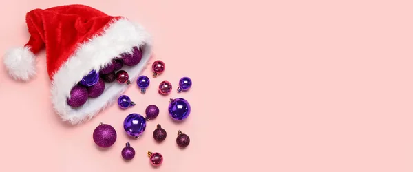 Weihnachtsmütze Und Weihnachtskugeln Auf Rosa Hintergrund Mit Platz Für Text — Stockfoto