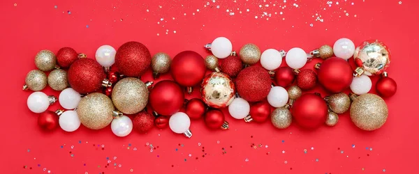 Muchas Bolas Navidad Sobre Fondo Rojo Vista Superior — Foto de Stock