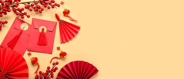 Envelopes Vermelhos Com Símbolos Chineses Fundo Bege Com Espaço Para — Fotografia de Stock