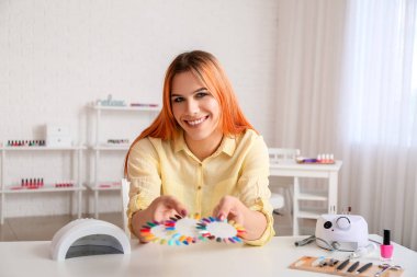 Salondaki masada tırnak cilası uçlarıyla transseksüel manikür ustası.