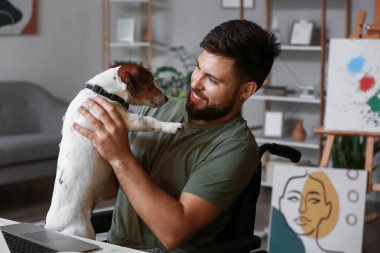 Tekerlekli sandalyedeki asker ve evde köpek