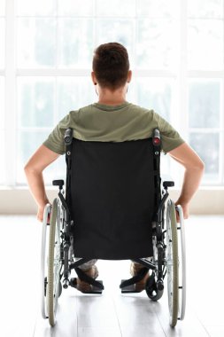 # Tekerlekli sandalyedeki genç asker #