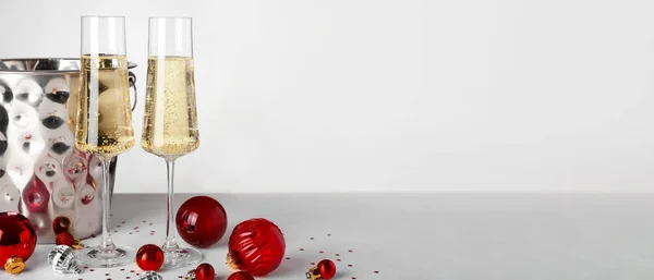 Şampanya Bardakları Kova Işık Arkaplan Üzerinde Noel Topları Metin Için — Stok fotoğraf