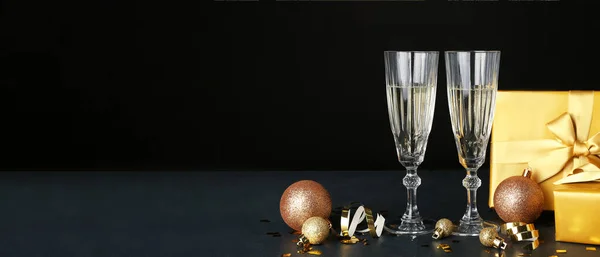 Şampanya Kadehleri Noel Baloları Karanlık Arka Planda Mesajlaşmak Için Yeri — Stok fotoğraf
