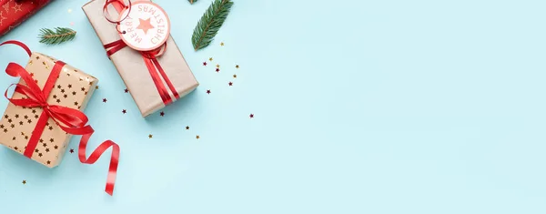 Weihnachtsgeschenke Mit Tannenzweigen Auf Hellblauem Hintergrund Mit Platz Für Text — Stockfoto