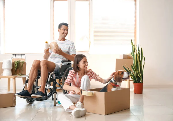 Young Woman Her Husband Wheelchair Dog Packing Things Room Moving — Stock Photo, Image