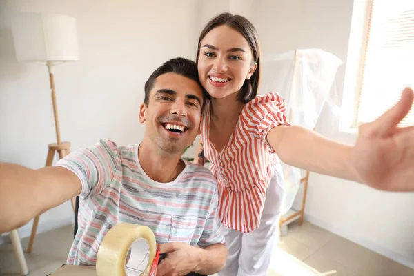 Junge Frau Und Ihr Mann Rollstuhl Machen Selfie Zimmer Umzugstag — Stockfoto