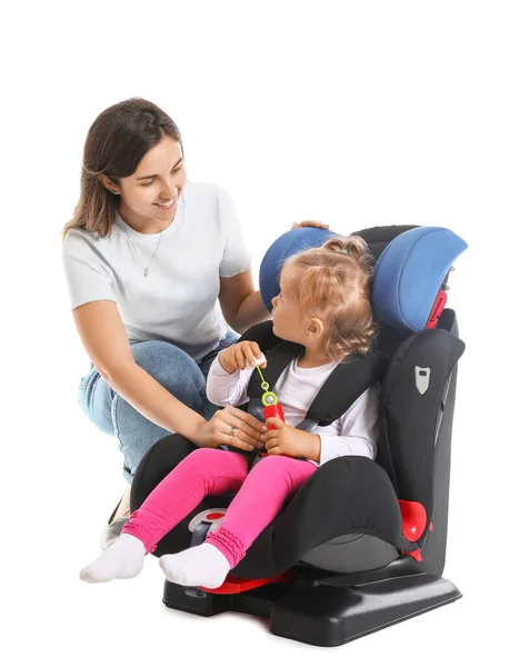 Mãe Sua Filhinha Fivela Assento Segurança Carro Fundo Branco — Fotografia de Stock
