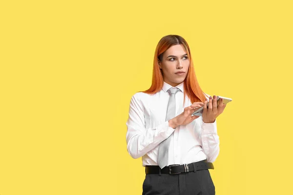 Schöne Transgender Sekretärin Mit Taschenrechner Auf Gelbem Hintergrund — Stockfoto