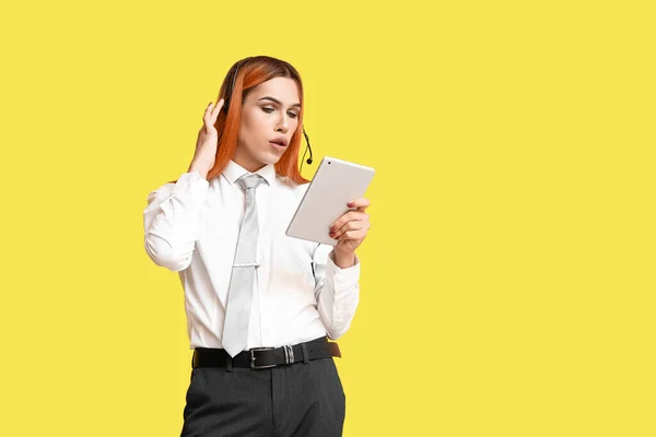 Schöne Transgender Sekretärin Headset Mit Tablet Computer Auf Gelbem Hintergrund — Stockfoto