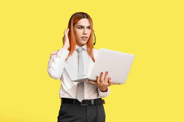 Schöne Transgender Sekretärin Headset Mit Laptop Auf Gelbem Hintergrund — Stockfoto
