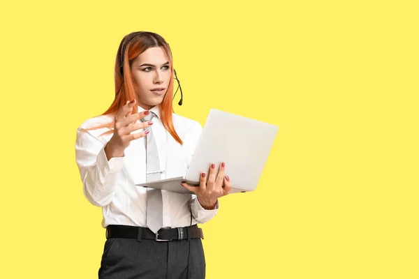 Schöne Transgender Sekretärin Headset Mit Laptop Auf Gelbem Hintergrund — Stockfoto