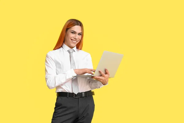 Schöne Transgender Sekretärin Mit Laptop Auf Gelbem Hintergrund — Stockfoto