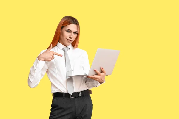 Schöne Transgender Sekretärin Zeigt Auf Laptop Auf Gelbem Hintergrund — Stockfoto