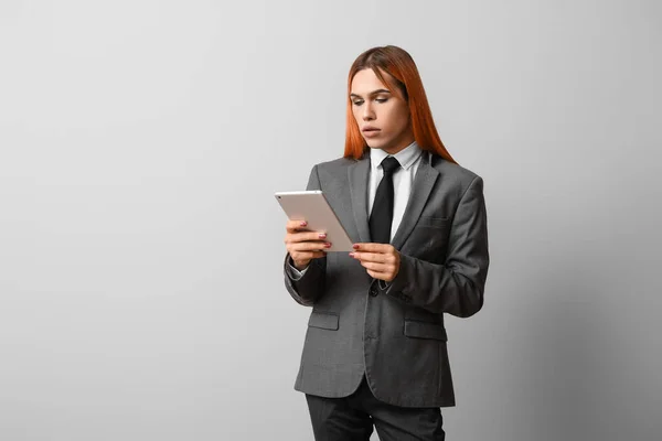 Schöne Transgender Sekretärin Mit Tablet Computer Auf Grauem Hintergrund — Stockfoto