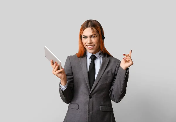 Schöne Transgender Sekretärin Headset Mit Tablet Computer Auf Grauem Hintergrund — Stockfoto