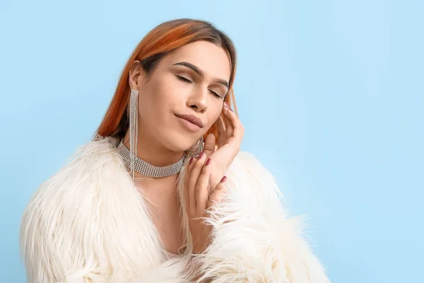 Joven Mujer Transgénero Con Hermosa Manicura Sobre Fondo Azul — Foto de Stock