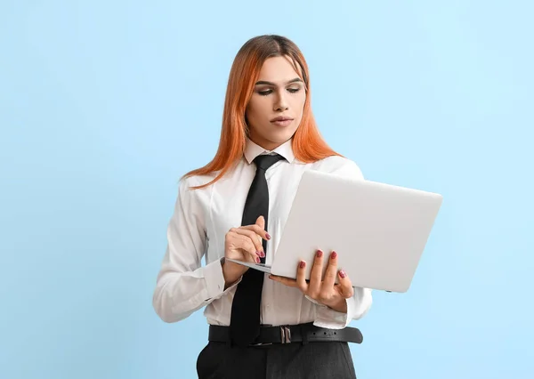 Schöne Transgender Sekretärin Mit Laptop Auf Blauem Hintergrund — Stockfoto