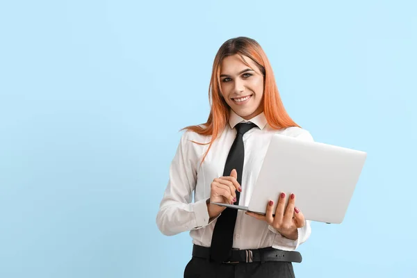 Schöne Transgender Sekretärin Mit Laptop Auf Blauem Hintergrund — Stockfoto