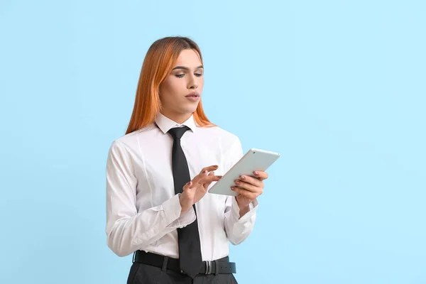 Schöne Transgender Sekretärin Mit Tablet Computer Auf Blauem Hintergrund — Stockfoto