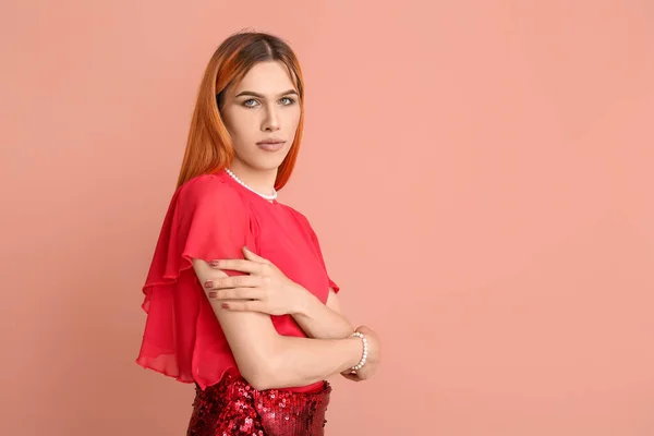 Joven Mujer Transgénero Con Hermosa Manicura Sobre Fondo Rosa — Foto de Stock