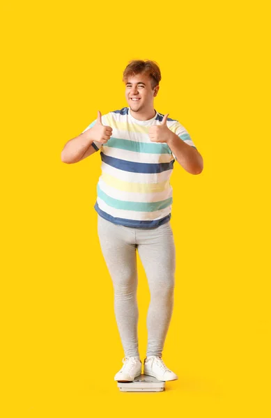 Jovem Homem Com Sobrepeso Mostrando Polegares Para Cima Fundo Amarelo — Fotografia de Stock