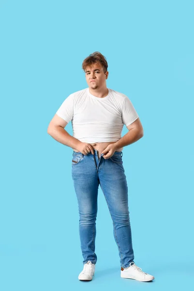 Jovem Homem Com Sobrepeso Jeans Apertados Fundo Azul — Fotografia de Stock