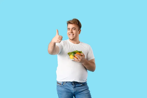 Jonge Man Met Overgewicht Met Schaal Van Fruit Tonen Duim — Stockfoto