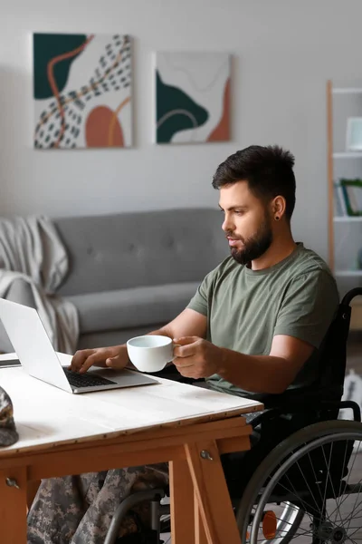 Soldier Wheelchair Cup Coffee Using Laptop Home — Stock Photo, Image