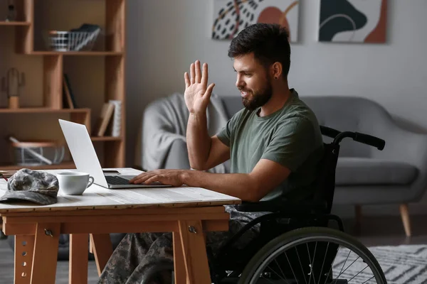 坐在轮椅上的士兵 带着手提电脑视频在家里聊天 — 图库照片