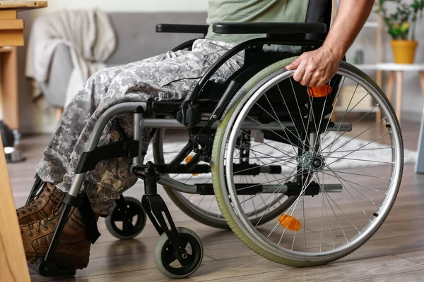 Junger Soldat Rollstuhl Hause — Stockfoto