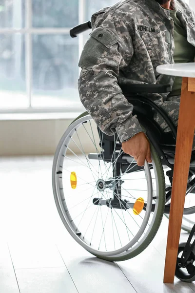 Jovem Soldado Cadeira Rodas Casa — Fotografia de Stock